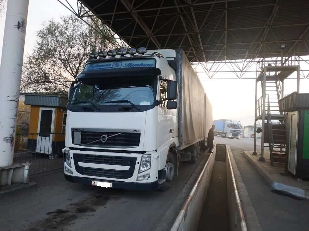 На КПП Кызыл-Кия задержали контрабанду товаров народного потребления