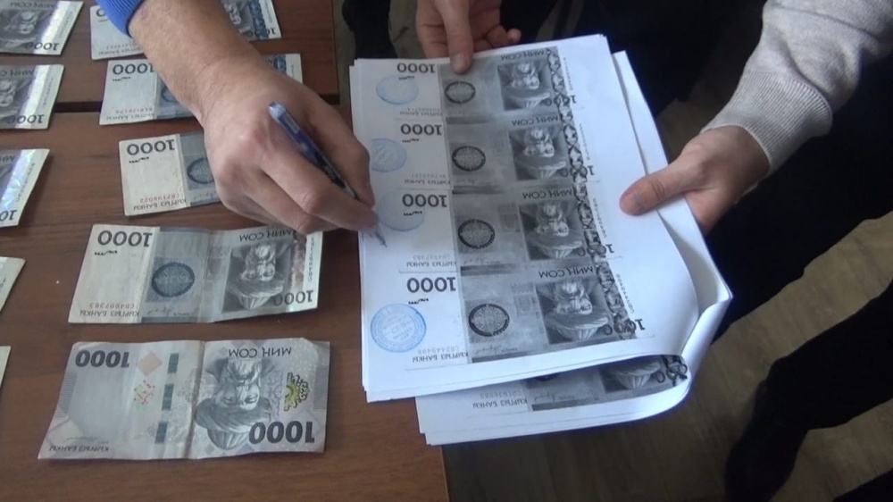 За получение взятки задержаны сотрудник прокуратуры и следователь МВД
