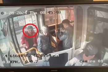 В Бишкеке напали на контролера общественного транспорта